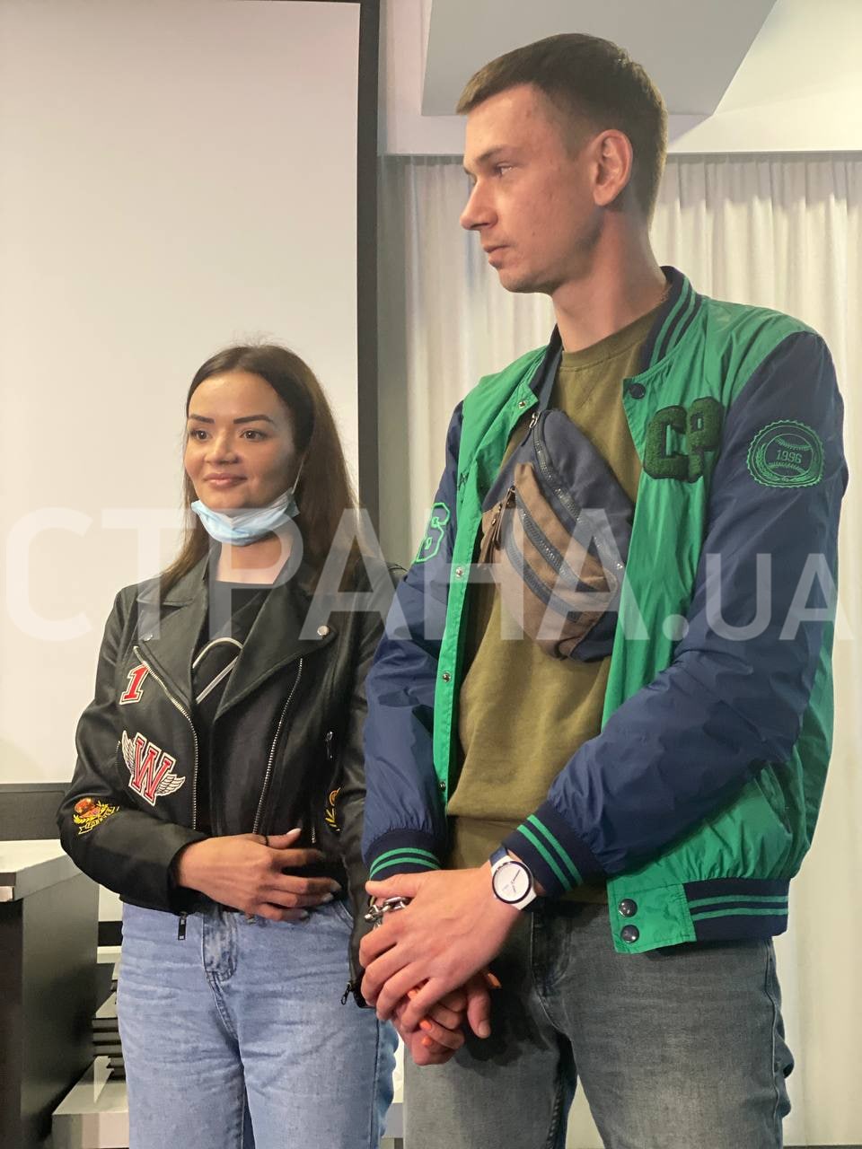 Все еще скованные Александр и Виктория на церемонии чипирования. Фото: Страна