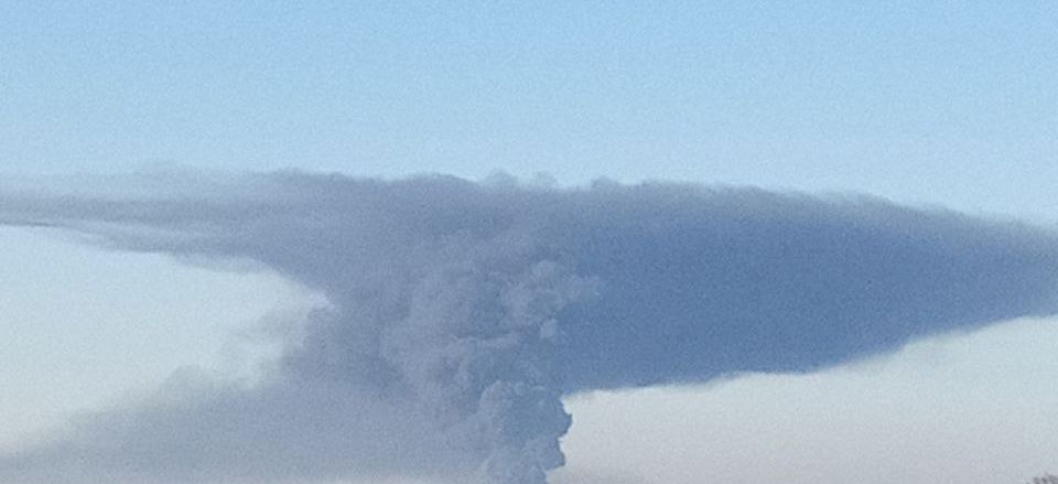 Дим у небі над Запорізькою областю під час масованої атаки цього ранку. Фото очевидців