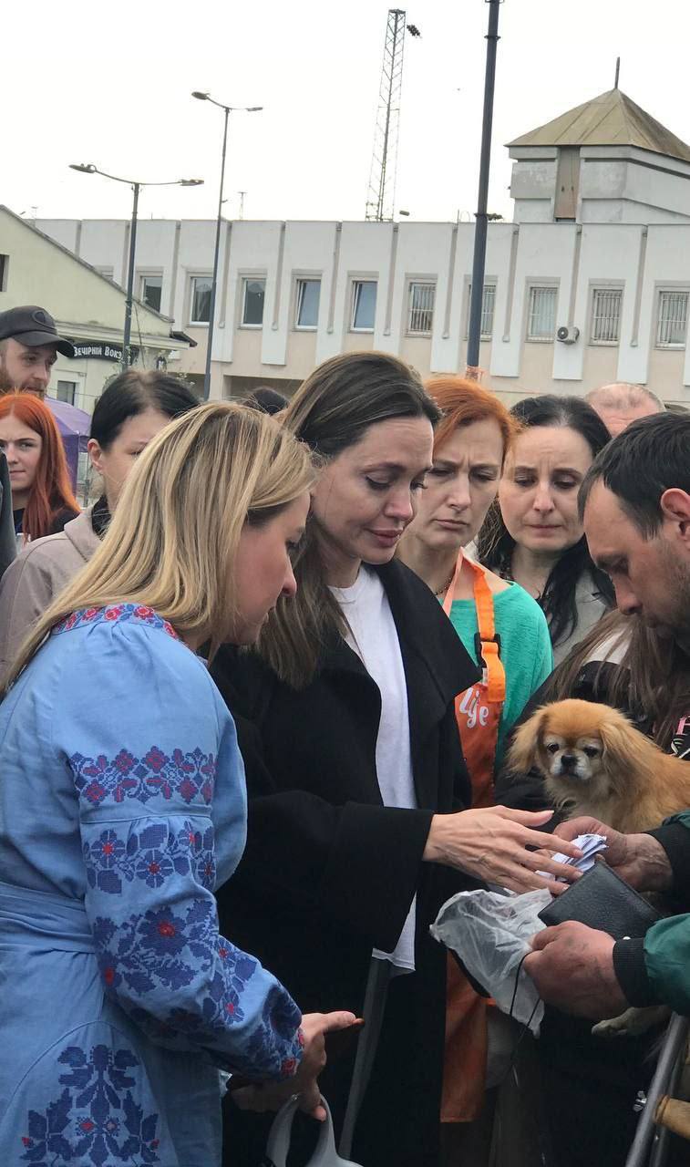 Анджелина Джоли на вокзале во Львове.