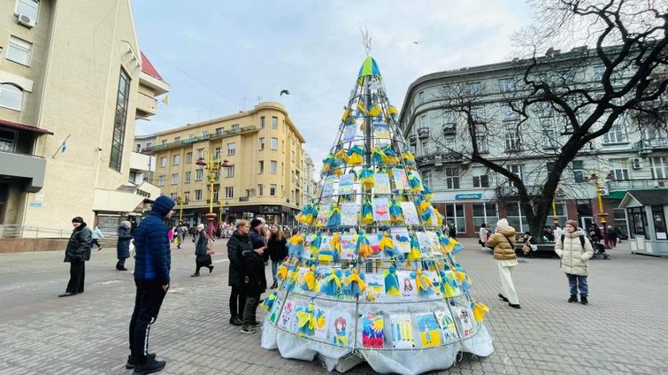 Новогодняя елка в Ивано-Франковске украшена детскими рисунками.