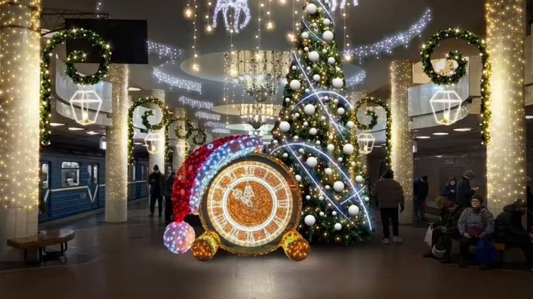 Главную новогоднюю елку Харькова установили в метро.