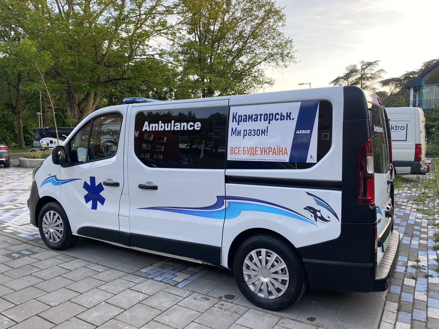 ASBIS передала Украине еще 10 автомобилей скорой помощи.