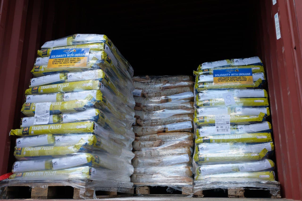 Киевский зоопарк передаст корма зверинцам, которые пострадали от войны.