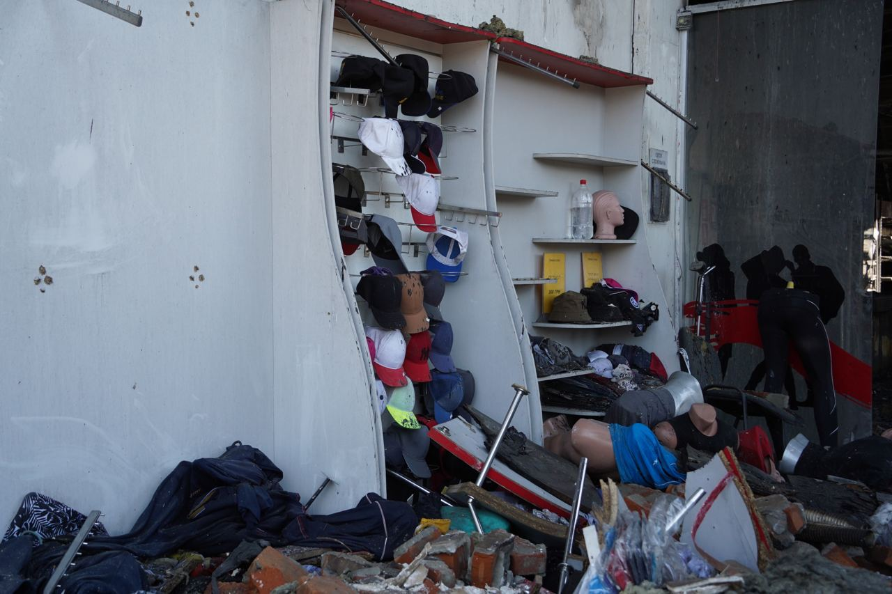 Как выглядит ТЦ "Амстор" после ракетного удара.