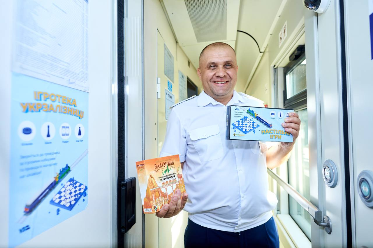 В некоторых поездах "Укрзалізниці" появились настольные игры.