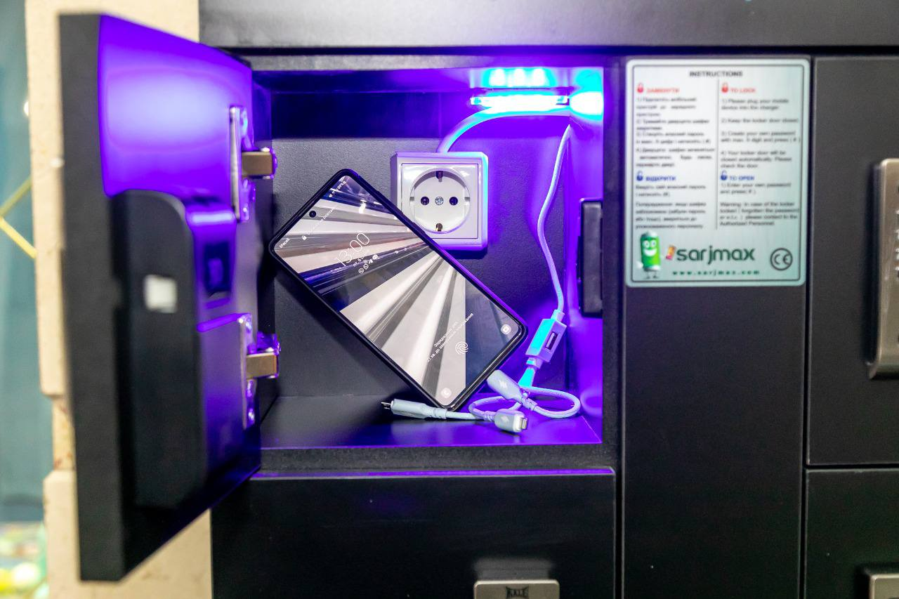 В ж/д вокзалах Украины устанавливают бесплатные зарядные станции.