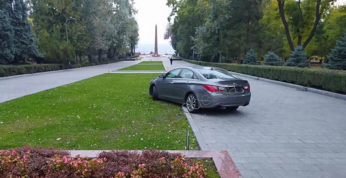 В Одессе авто вылетело на газон Аллеи Славы. Фото: 