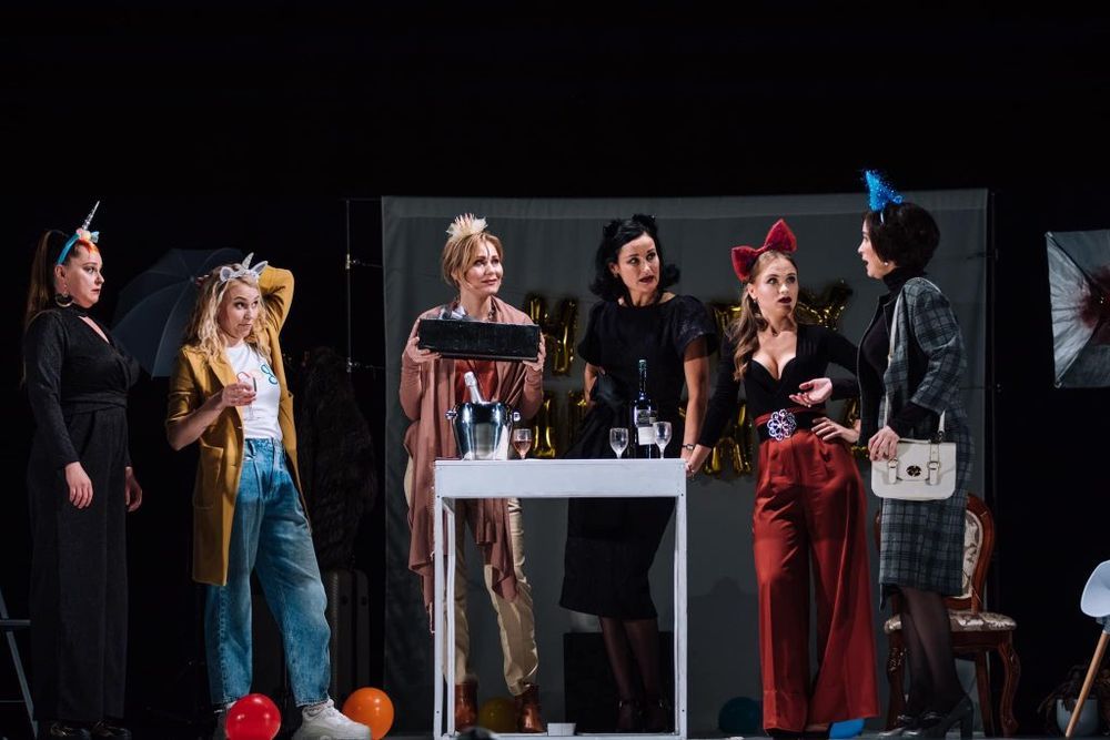 Спектакль "Верные жены"