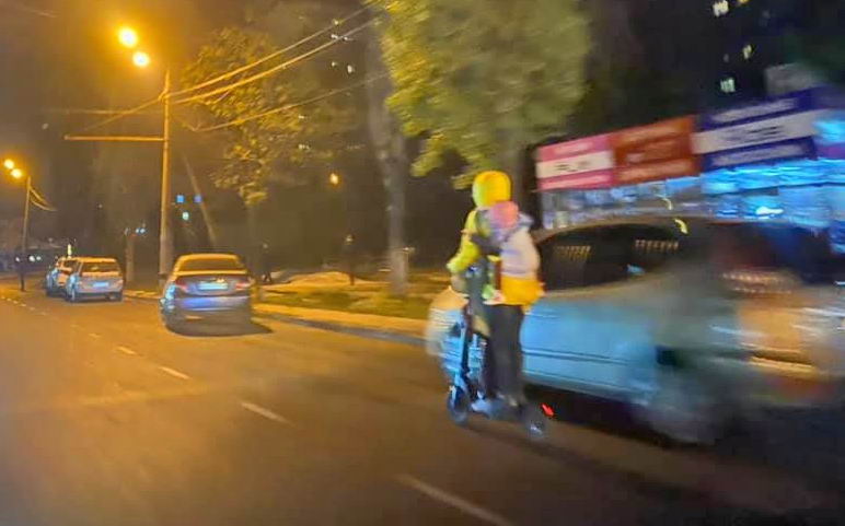 На самокате с двумя маленькими детьми: в Одессе ищут безответственную мать. Фото: Дмитрий Ревун