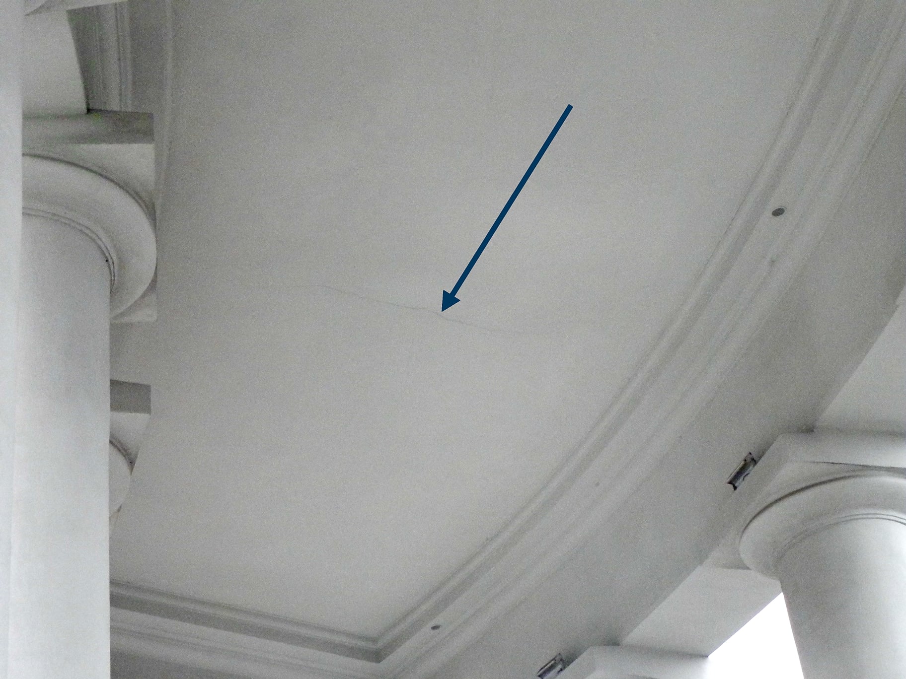 Полтора года после реконструкции: на Воронцовской колоннаде появилась трещина. Фото Олега Коваленко