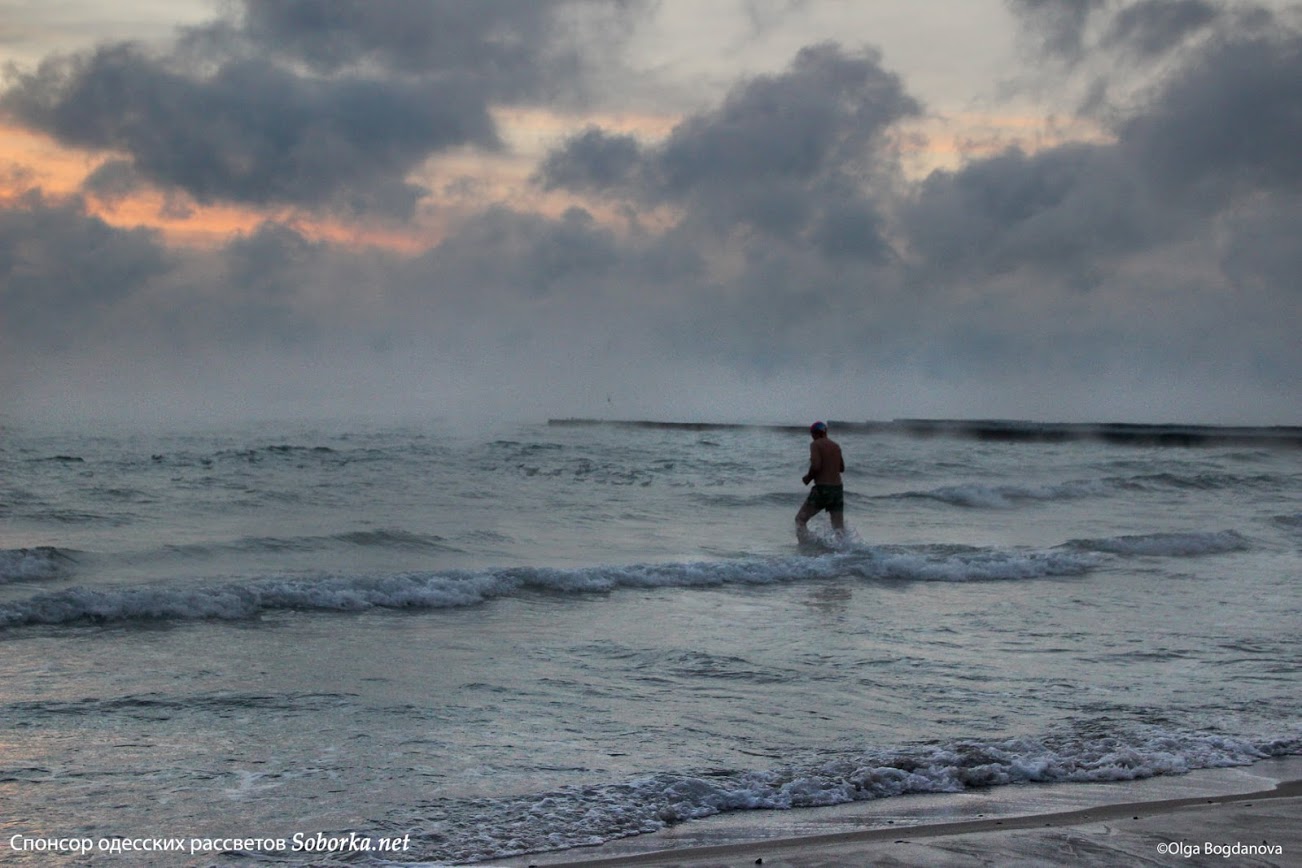 Запомнишь надолго: смотри лучшие кадры "парящего" моря в Одессе. Фото: Ольга Богданова