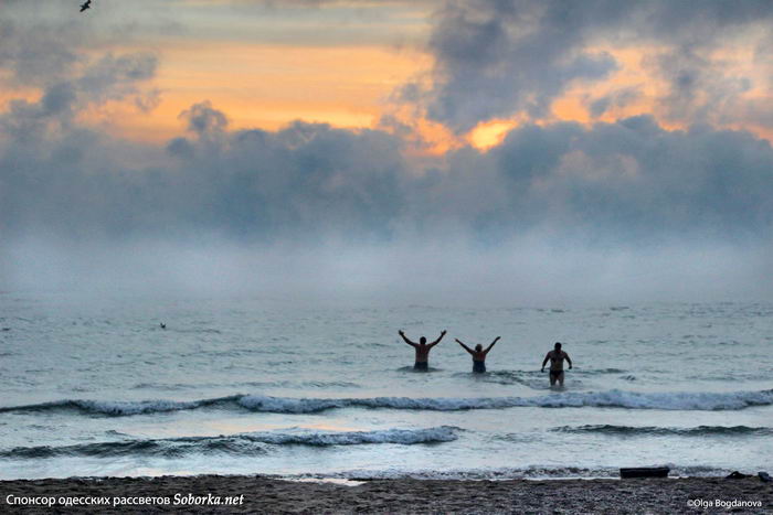 Запомнишь надолго: смотри лучшие кадры "парящего" моря в Одессе. Фото: Ольга Богданова