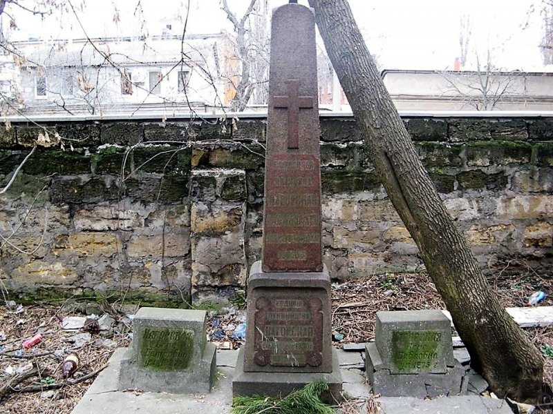 Самая старая могила на Втором христианском кладбище. Фото: Валерия Нетребского