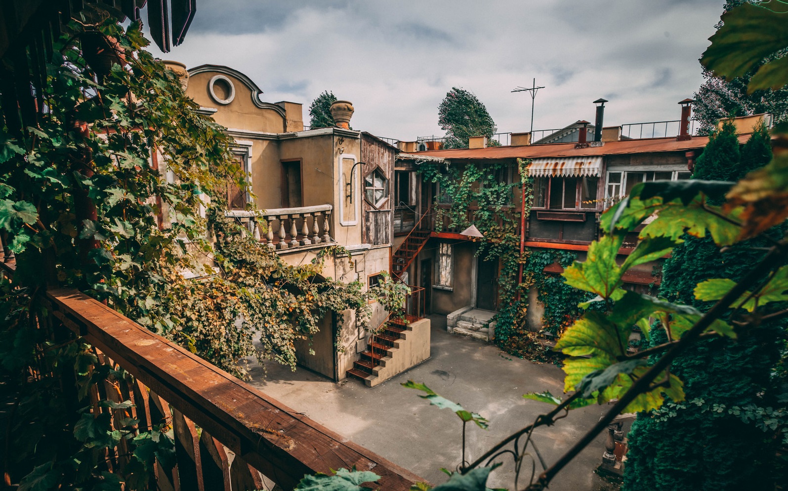 Одесский дворик осенью. Фото: akiro_inst