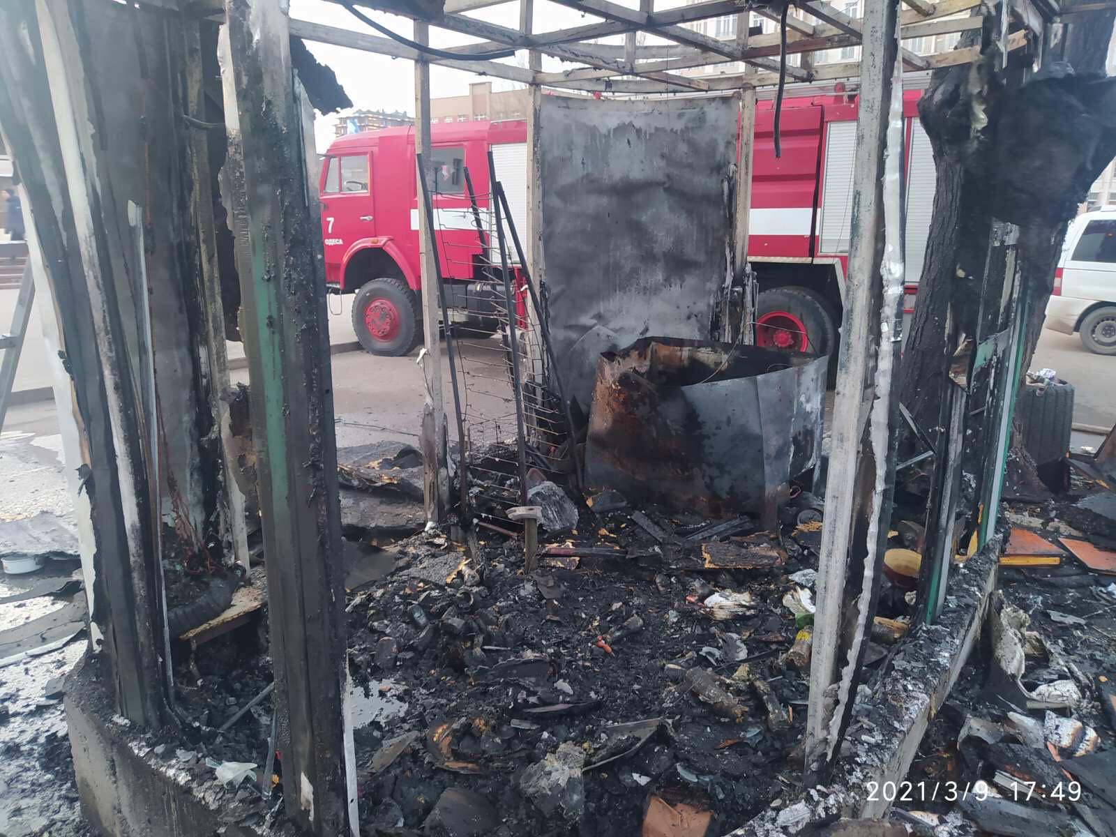 Замкнуло проводку: в центре Одессы сгорел киоск