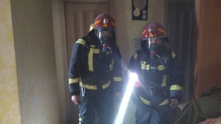 На пожаре в Южном женщина выпрыгнула с окна 8-го этажа. Фото: Служба чрезвычайных ситуаций