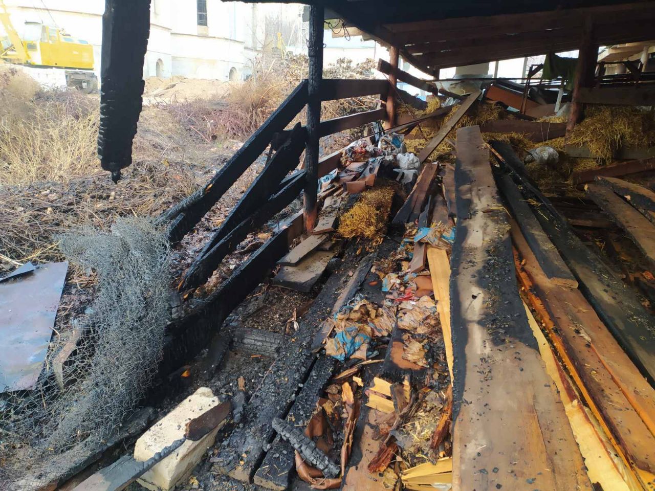 Вовремя погасили: в Одессе загорелась территория православного храма. Фото: Служба чрезвычайных ситуаций