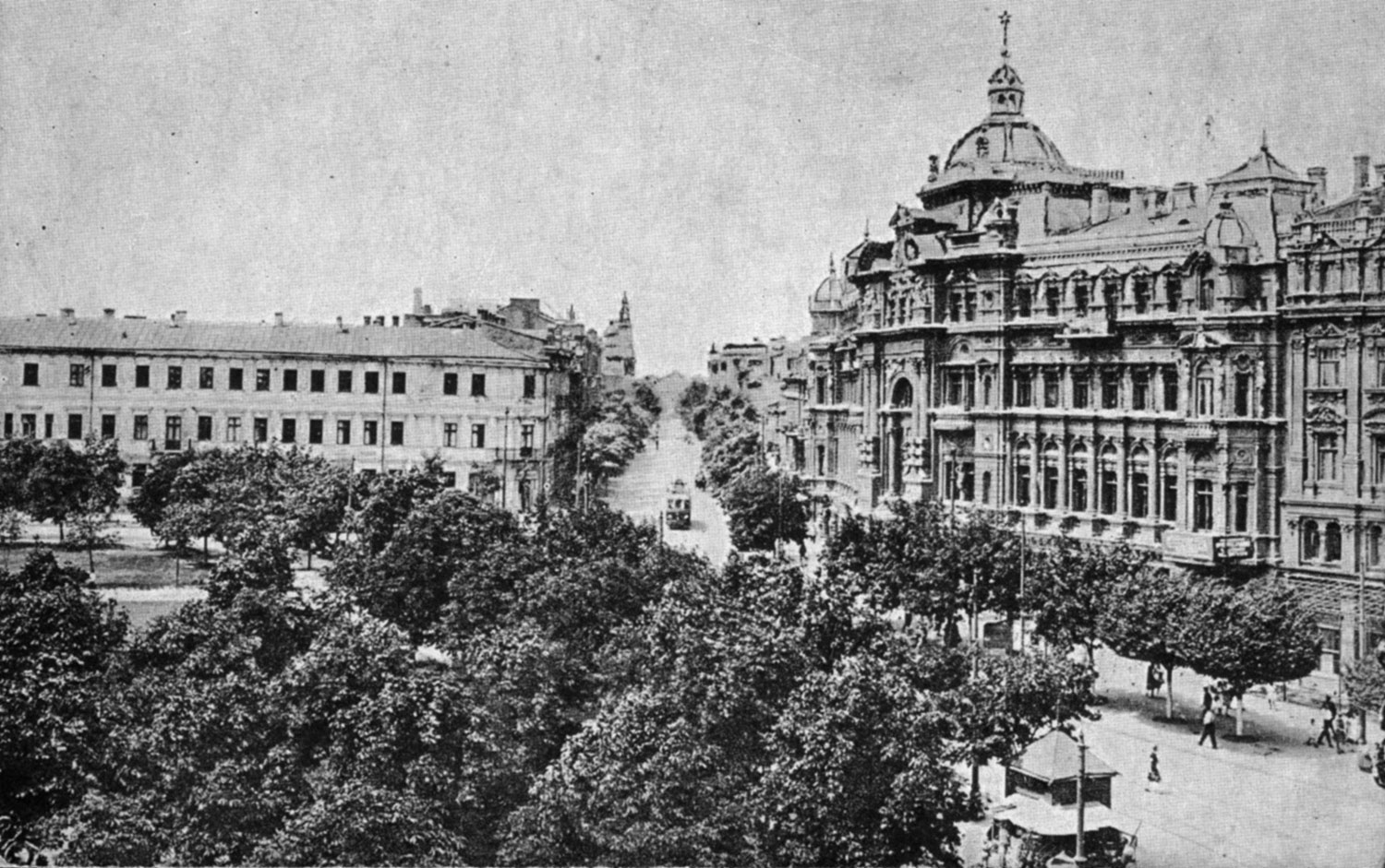 Флигель доходного дома Рокко  (слева)