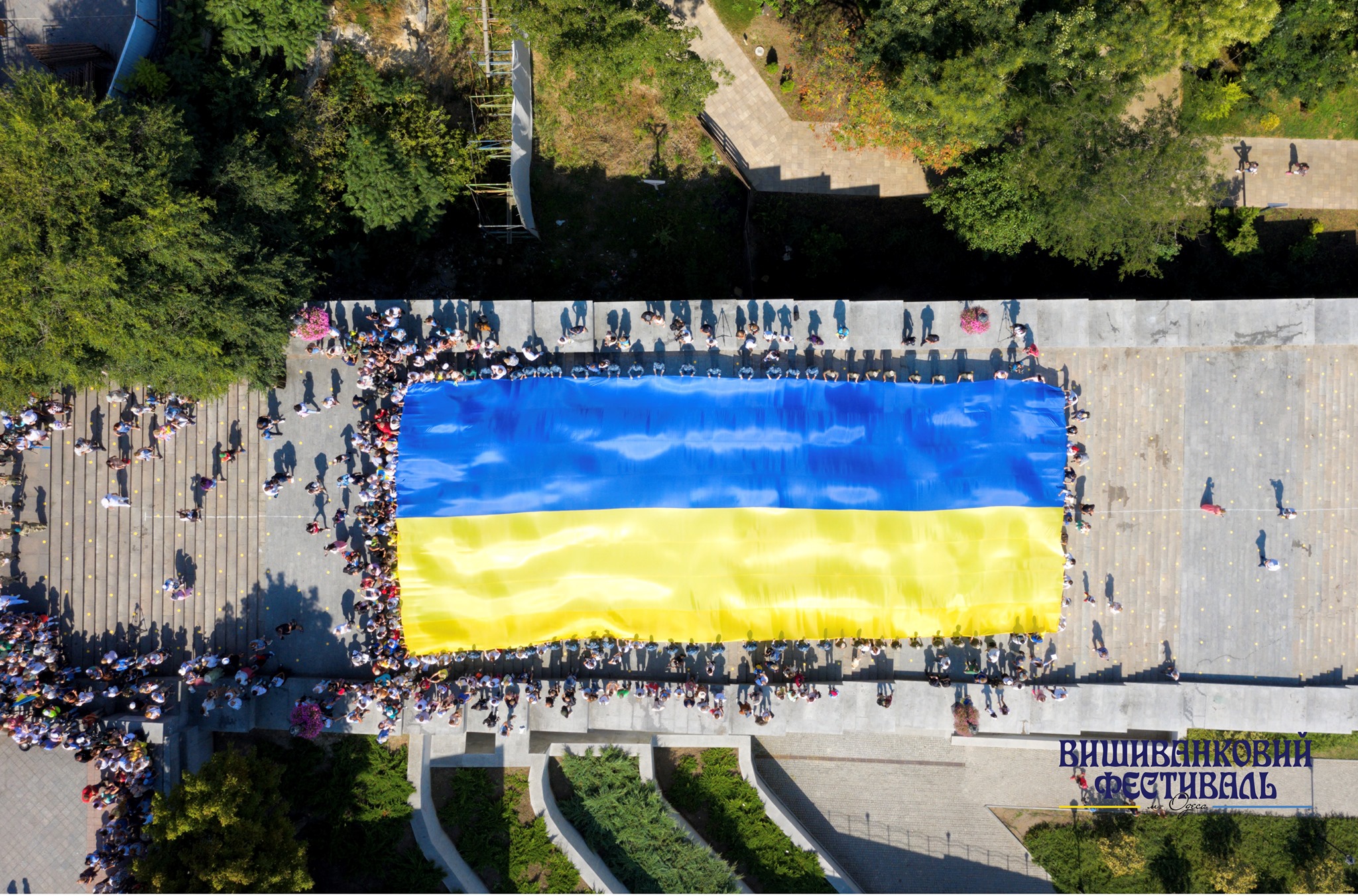 В аэропорту, на маяке и Потемкинской: как в Одессе отмечают День флага. Фото: Вячеслав Грубый