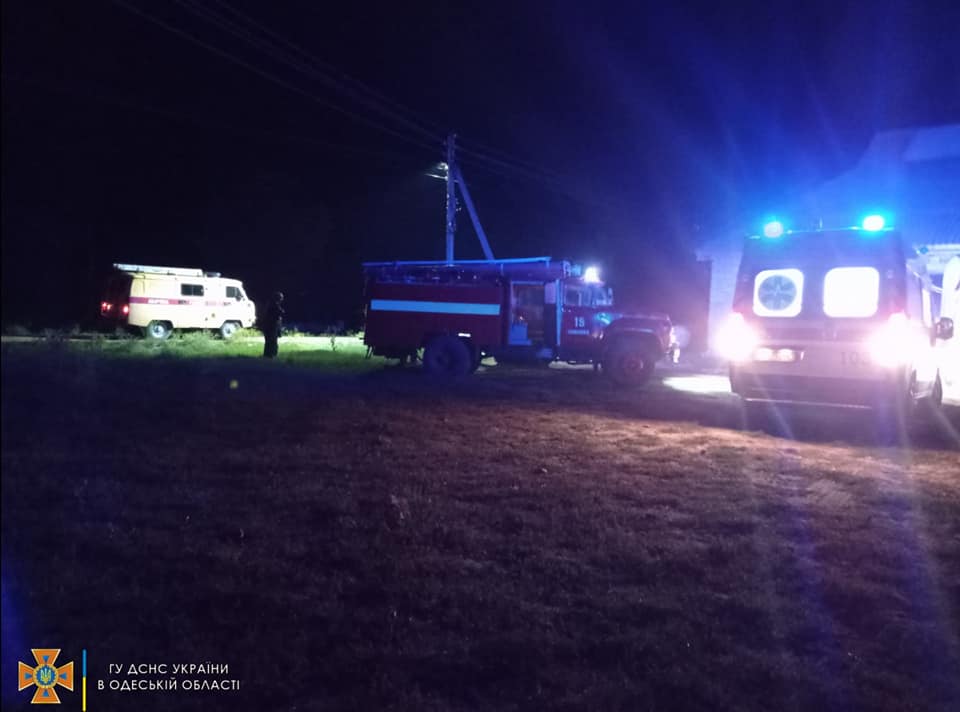 В Одесской области из горящего дома вынесли мужчину. Фото: Служба чрезвычайных ситуаций