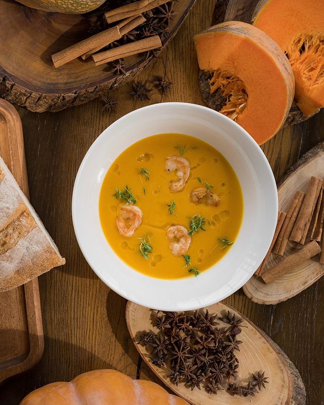 Тыквенный суп с тигровыми креветками и пряностями в ресторане YUG. Фото: instagram.com/yug.restaurant
