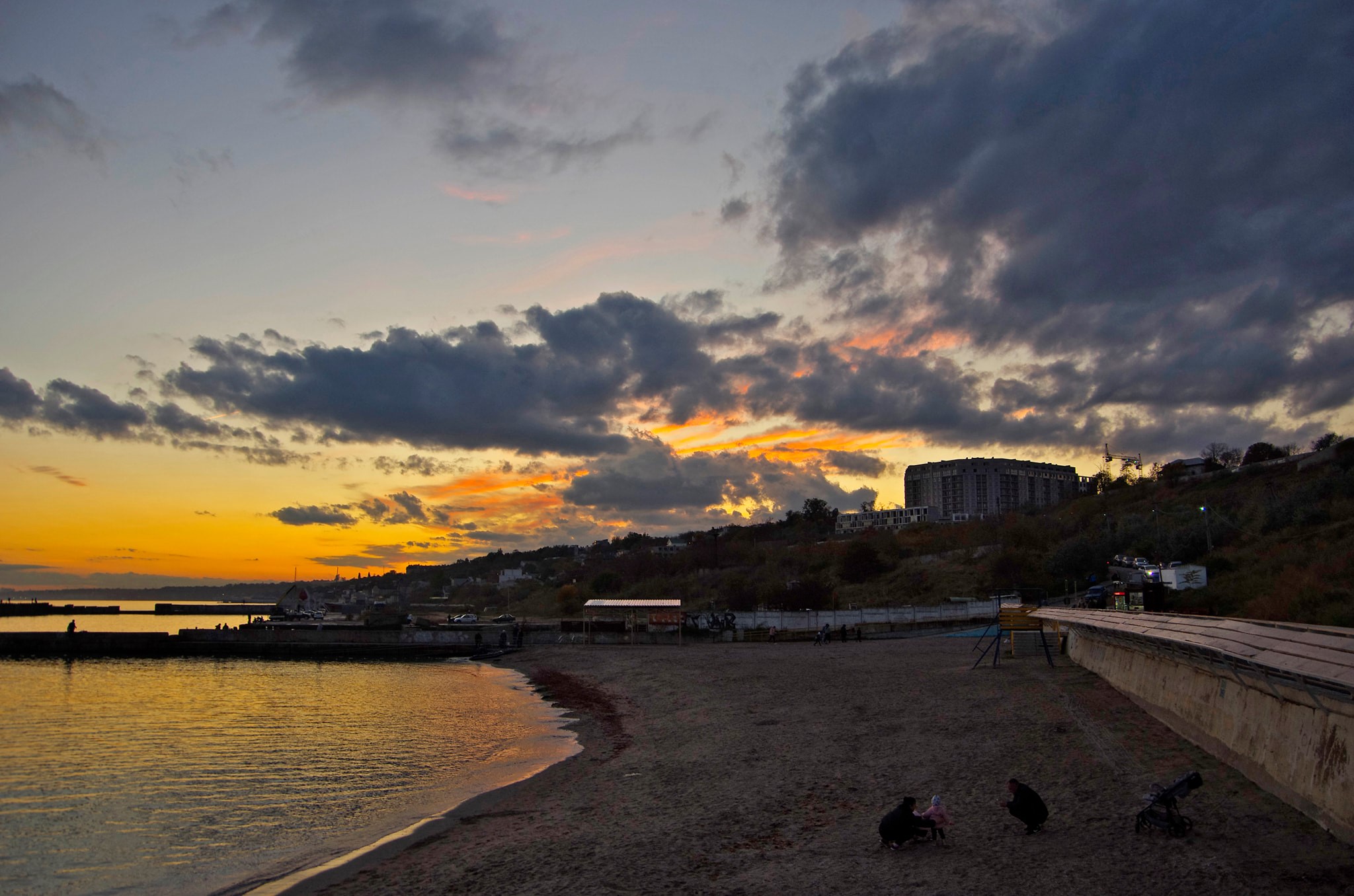Закат в октябре 2021 года на Поповском пляже в Одессе. Фото: Лолита Клочкова