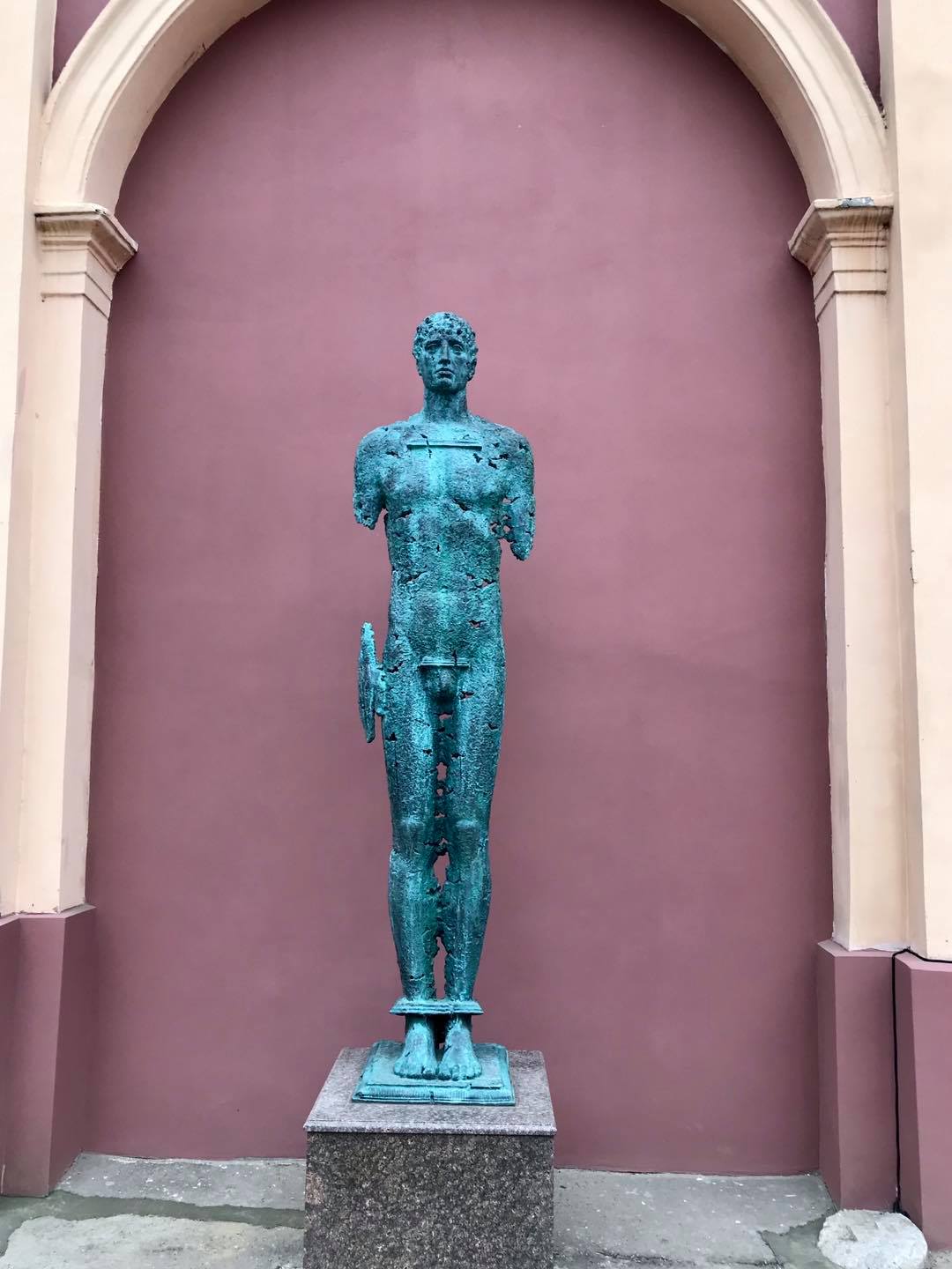 Скульптура Егора Зигура во дворе Одесского художественного музея. Фото: facebook.com/ofam.org.ua