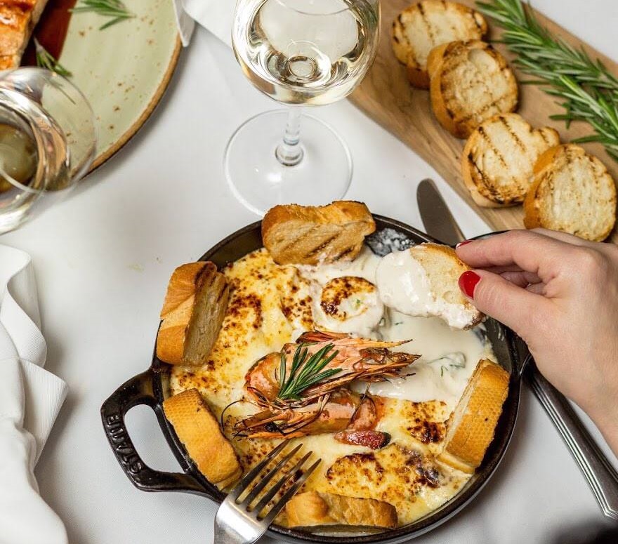 Горячая сковородка в Grand Prix Restaurant. Фото: facebook.com/Restaurant.Grand.Prix