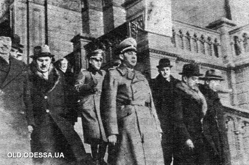 Государственный Секретарь министерства внутренних дел Германии Вильгельм Штуккардт выходит из здания Одесской филармонии 20 марта 1942 года. «Одесская газета». Фото: Old.Odessa