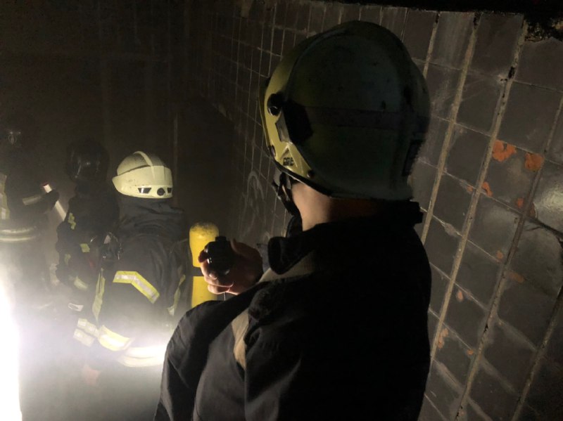 Пожар в заброшенном здании на Фонтанской дороге. Фото: Служба чрезвычайных ситуаций