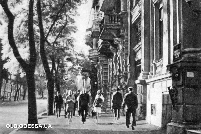 Улица Гоголя, справа дом № 14. Фото в фотобуклете «Одесса. Страницы литературы и искусства», 1973 год