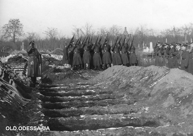 Похороны немецких солдат на 2-м христианском кладбище. Одесса, январь, 1944 год. Фото: viknaodessa.od.ua