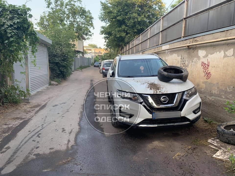 В районе 411-ой батареи автохаму расцарапали машину. Фото: Черный список Одесса