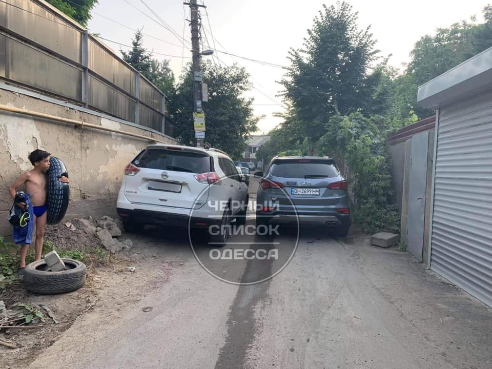 В районе 411-ой батареи автохаму расцарапали машину. Фото: Черный список Одесса