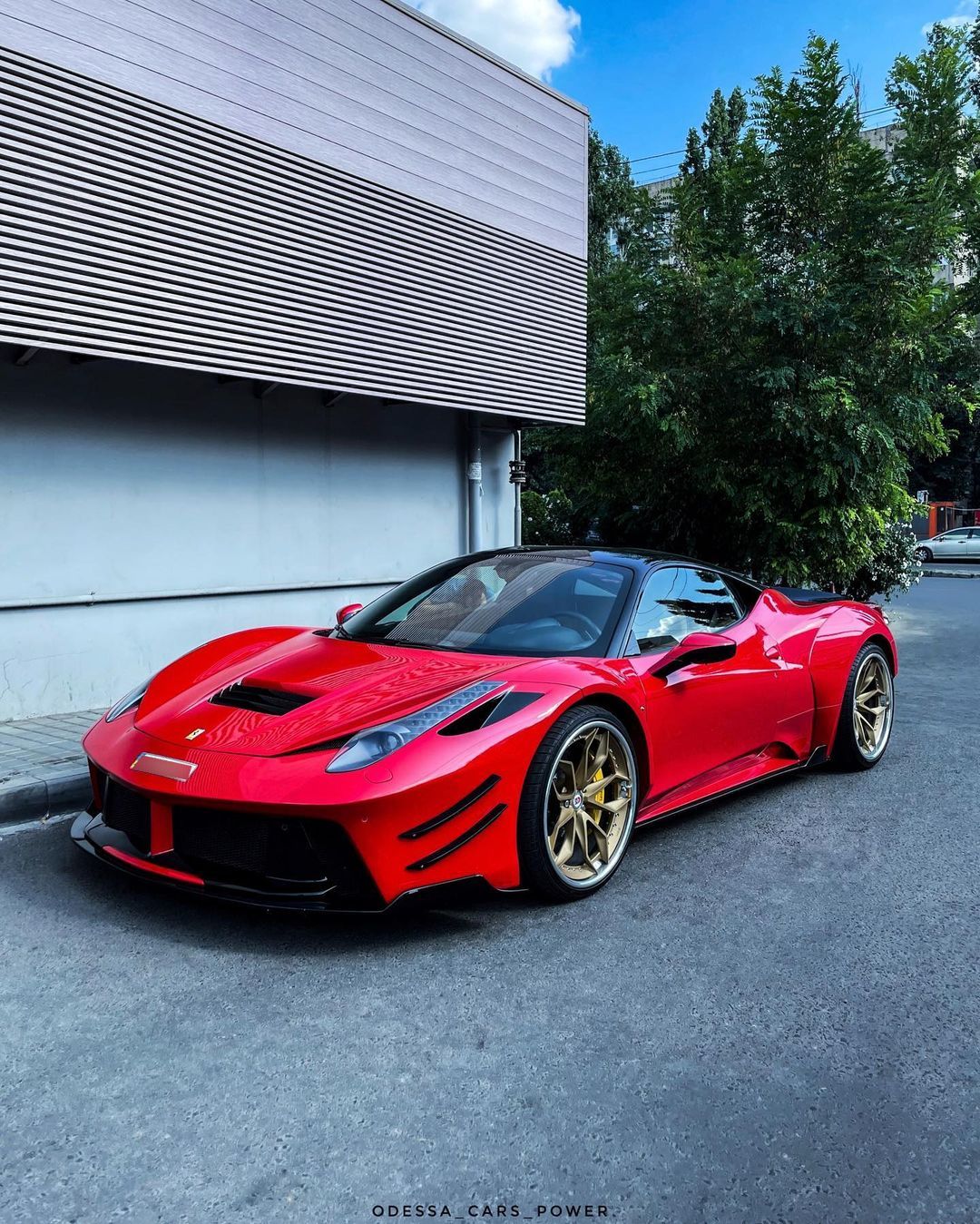 Ferrari 458 Italia Prior Design в одном из переулков около проспекта Академика Глушко. Фото: instagram.com/odessa_cars_power