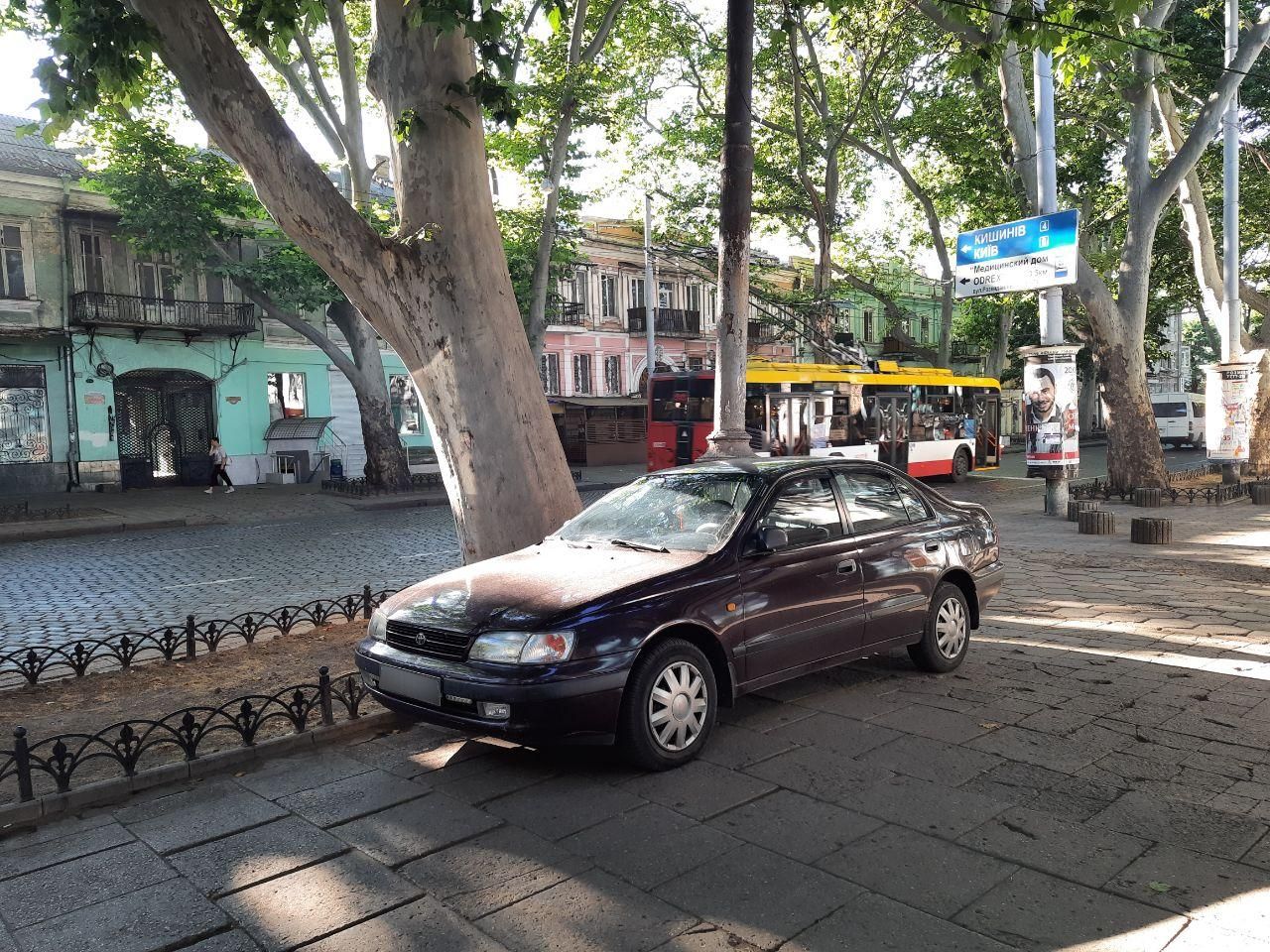 Автомобиль, припаркованный на тротуаре. Улица Пушкинская. Фото Марины Повертайло
