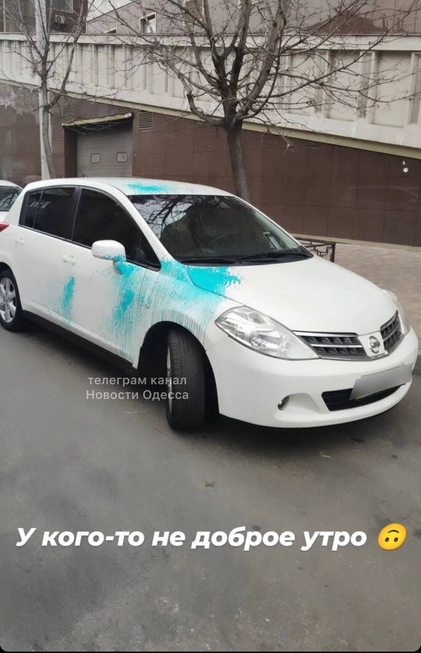 В Одессе люди облили машину краской за неправильную парковку. Фото: телеграм-канал "Новости Одессы"