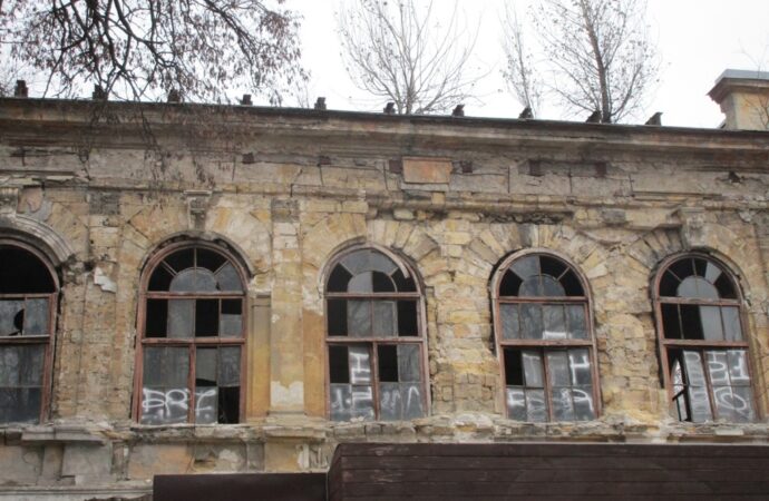 Еще одна потеря: в центре Одессы рухнула стена старинного завода