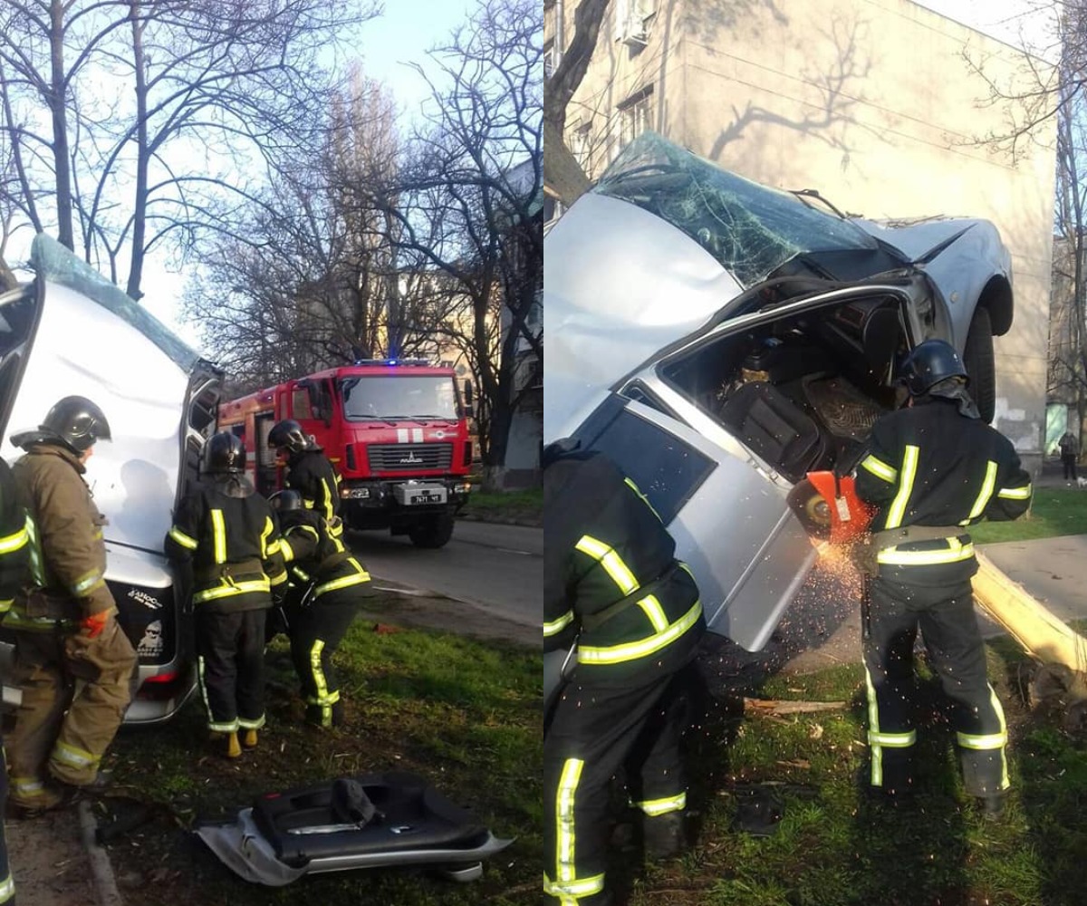 На большой скорости врезался в дерево: в Одессе из авто вырезали водителя фото 1