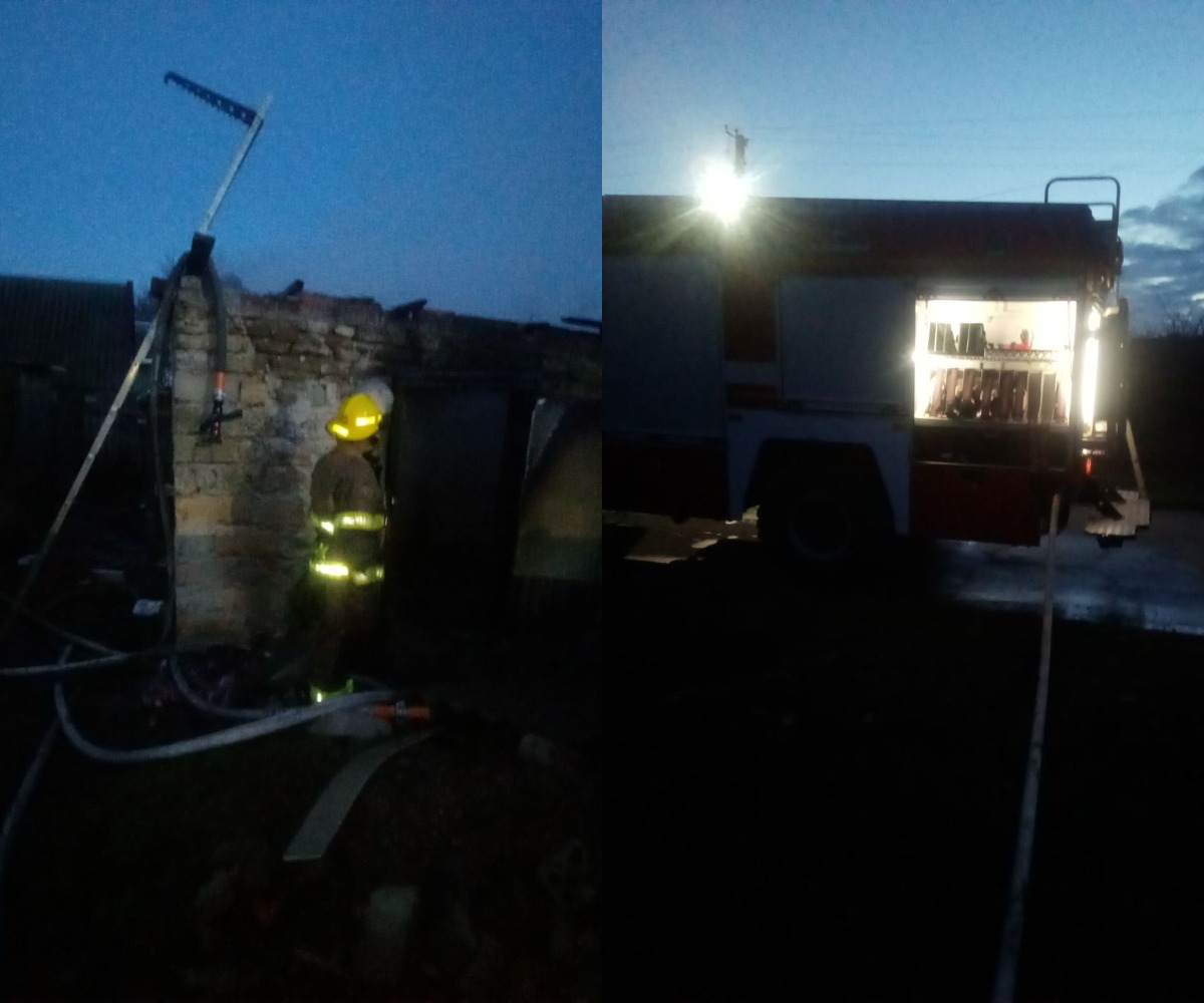 Из-за новогодней гирлянды: под Одессой загорелись два жилых дома. Фото: Служба чрезвычайных ситуаций