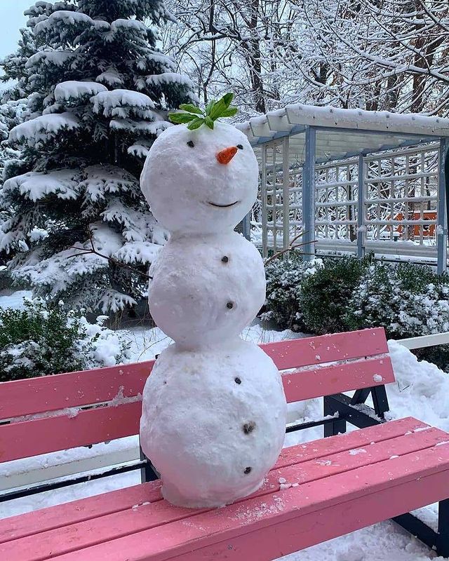 Пока погода позволяет: полюбуйся одесскими снеговиками. Фото: instagram.com/golovanovaodessa
