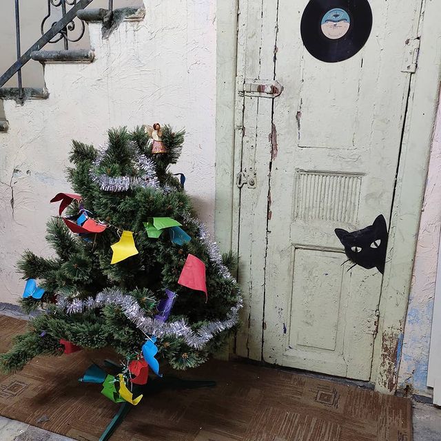 Полюбуйся: в одесских двориках нарядили елочки. Фото: instagram.com/nyushiki
