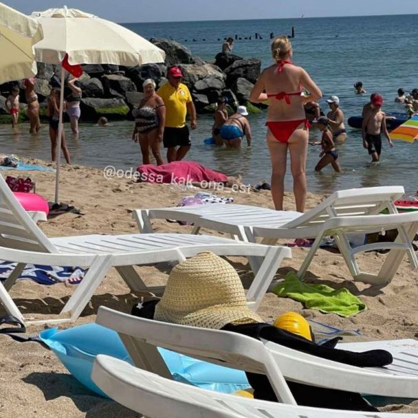 На пляже в районе Черноморки люди загорали и купались рядом с утопленником. Фото: телеграм-канал "Одесса как она есть"