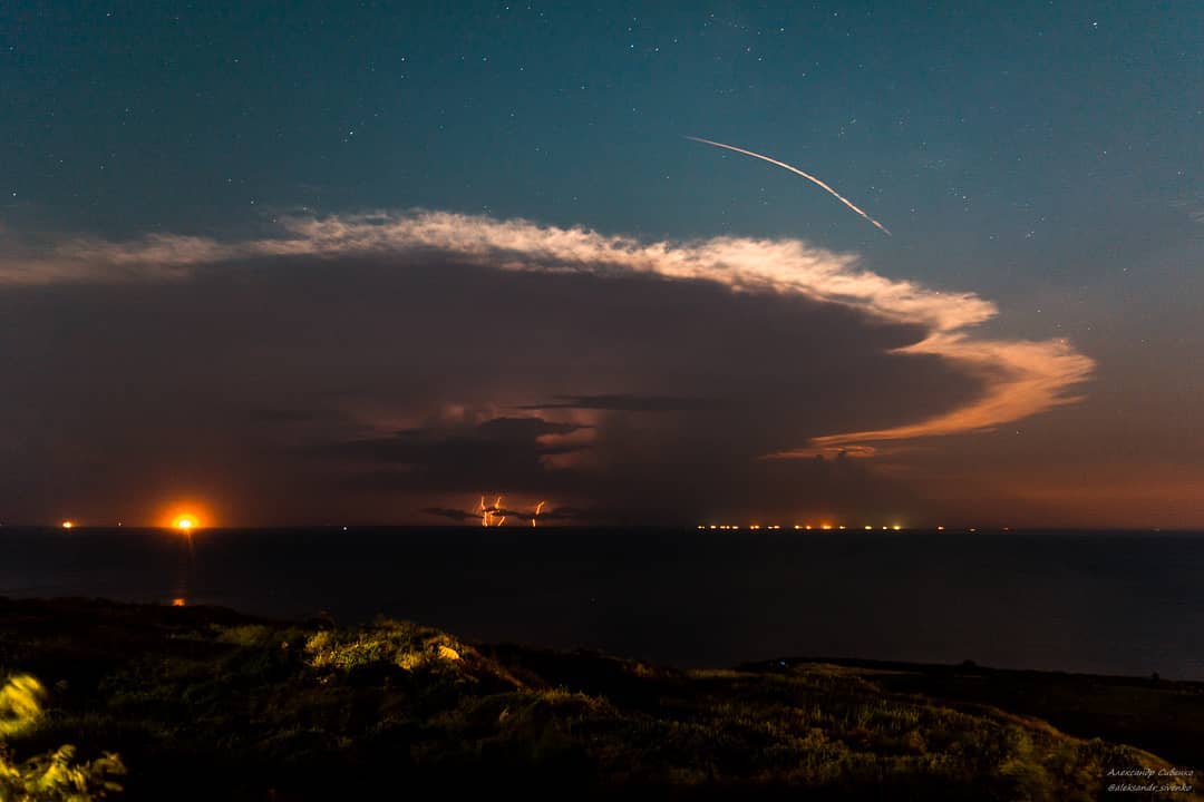Как выглядели раскаты молний над Одессой 26 июня 2021 года. Фото: instagram.com/aleksandr_sivenko