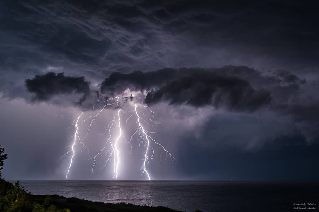 Как выглядели раскаты молний над Одессой 26 июня 2021 года. Фото: instagram.com/aleksandr_sivenko