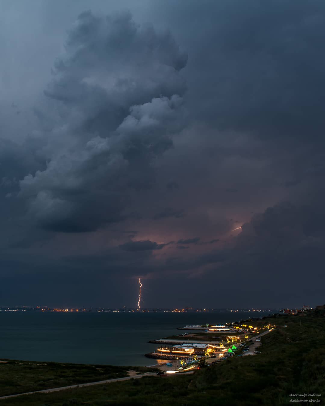 Как выглядели раскаты молний над Одессой 26 июня 2021 года. Фото: instagram.com/aleksandr_sivenko