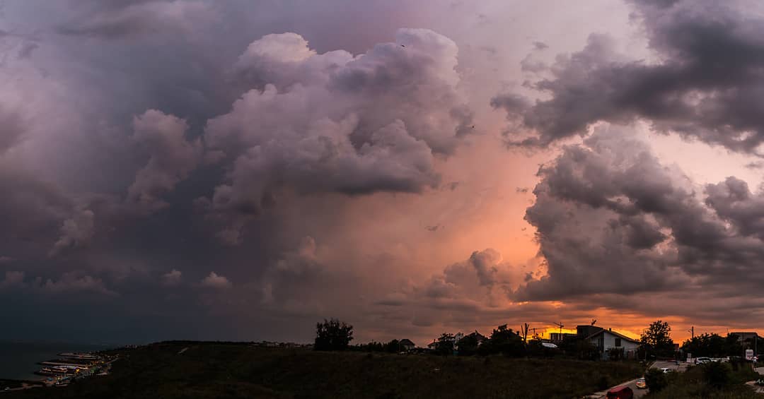 Как выглядели раскаты молний над Одессой 26 июня 2021 года. Фото: instagram.com/aleksandr_sivenko