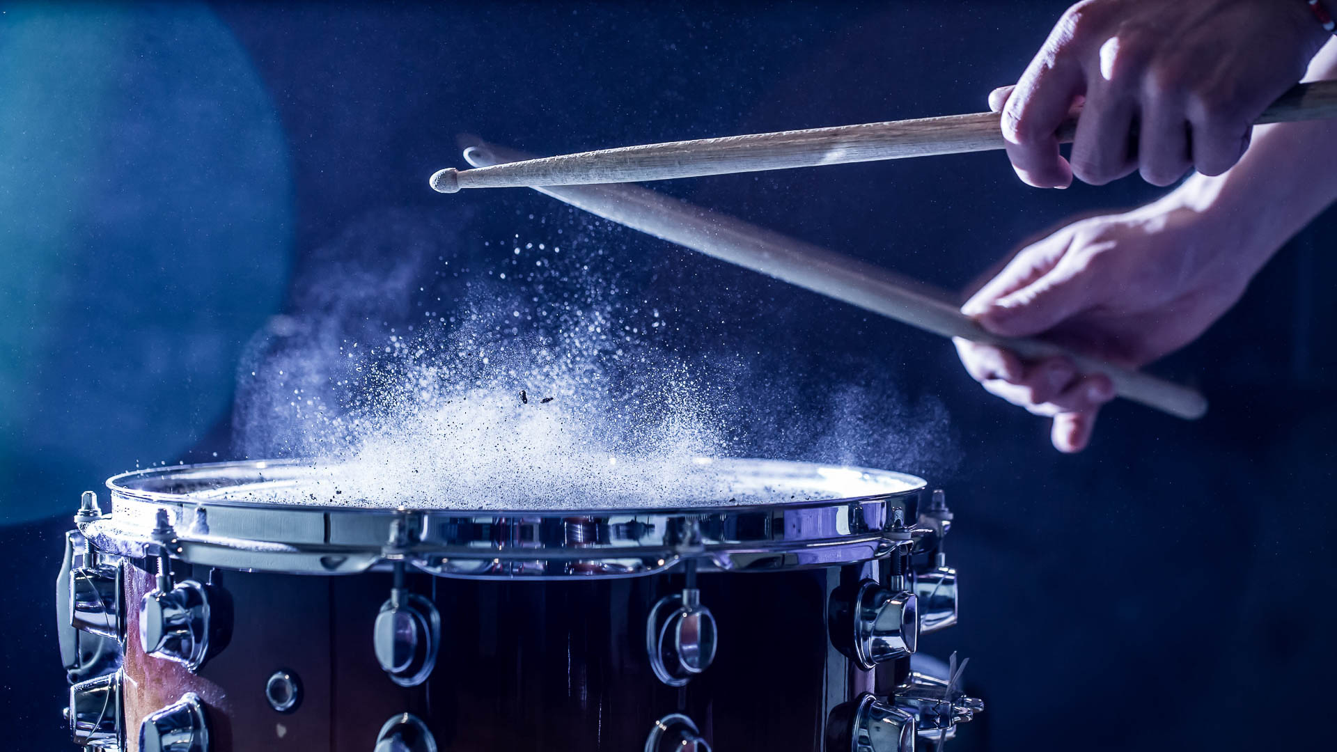 Игра на барабанах. Фото из открытых источников