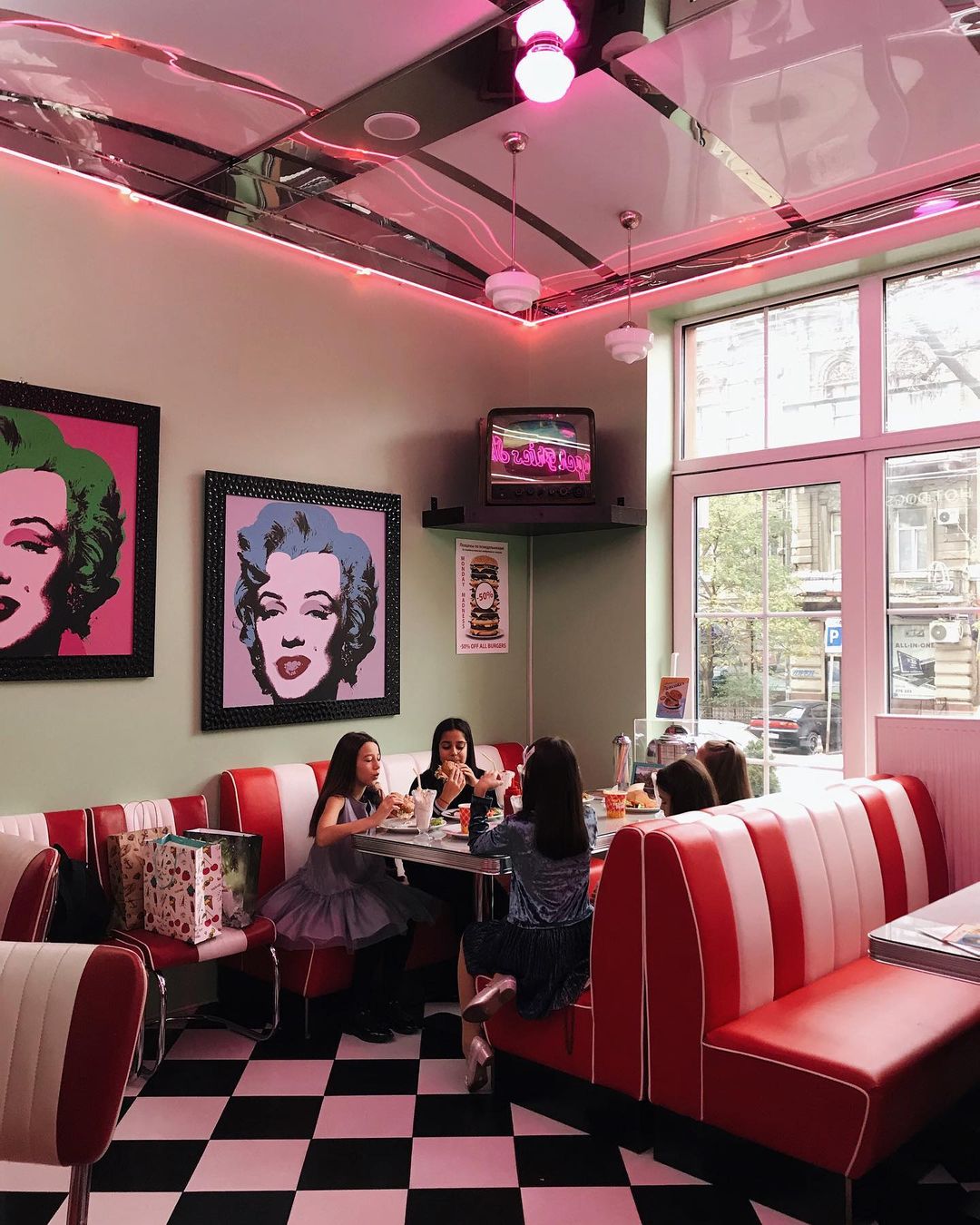 Возьми четвероногих друзей с собой: 10 pet-friendly заведений в Одессе. American 50's Diner