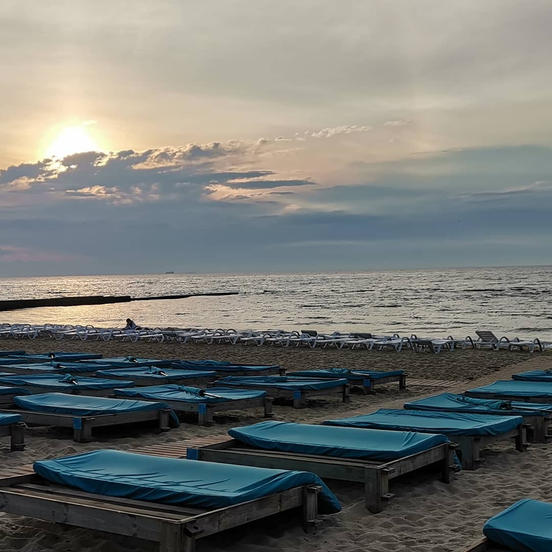 В Одессе еще больше пляжей заставили шезлонгами: люди начали писать жалобы. Фото: instagram.com/an_drozdov1